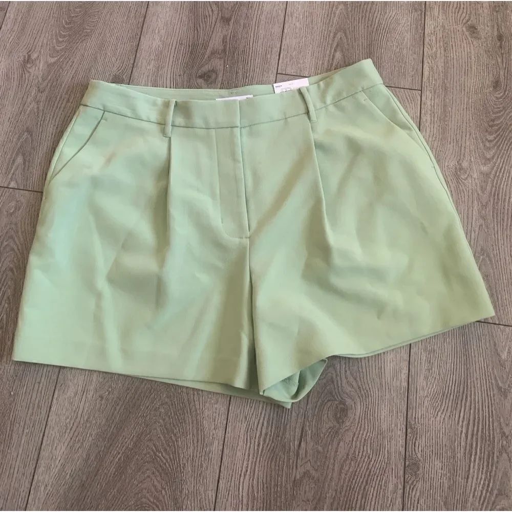 Nine West high rise shorts straight through hip & Thigh hits at midthigh